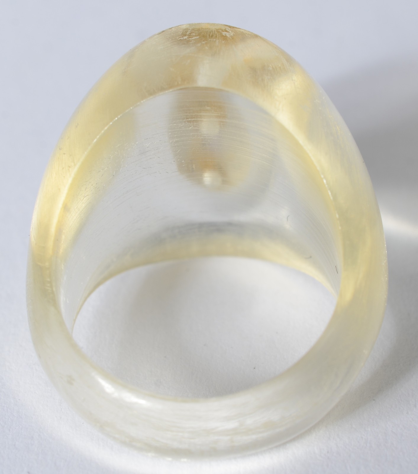 Anel de resina com detalhe central de ouro branco com mini brilhantes... - foto 4 de 4