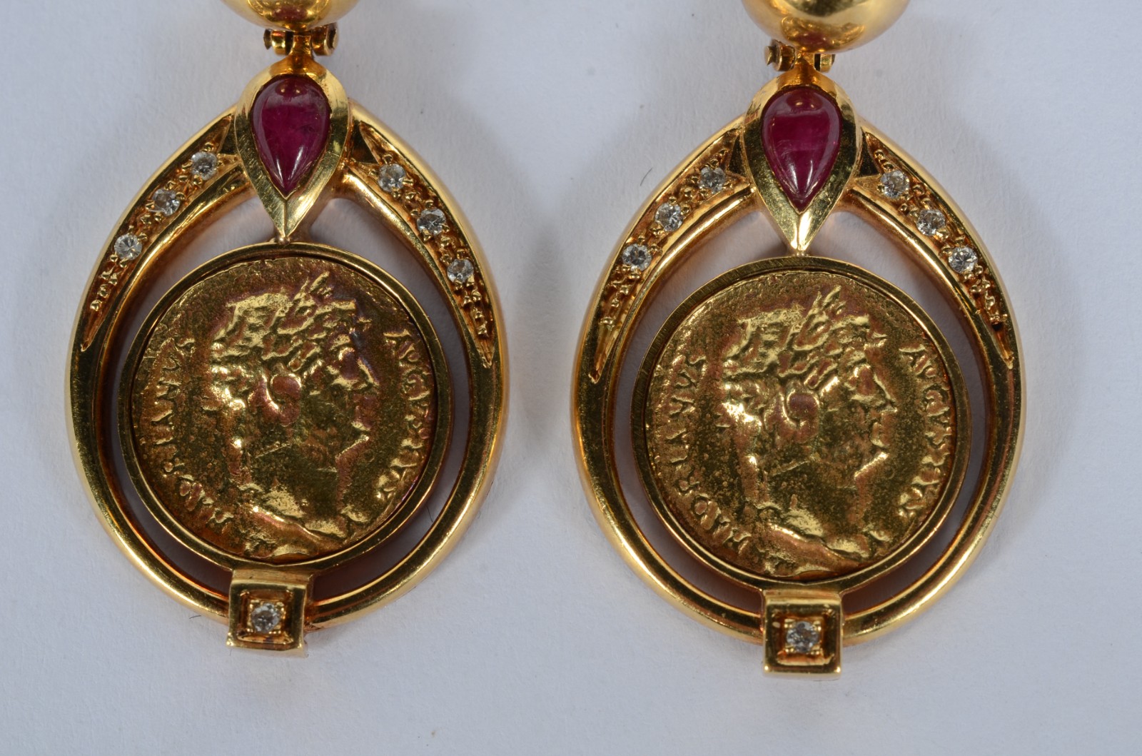 Par de brincos feitio oval de ouro 18 k., contraste 750 mls com... - foto 3 de 5
