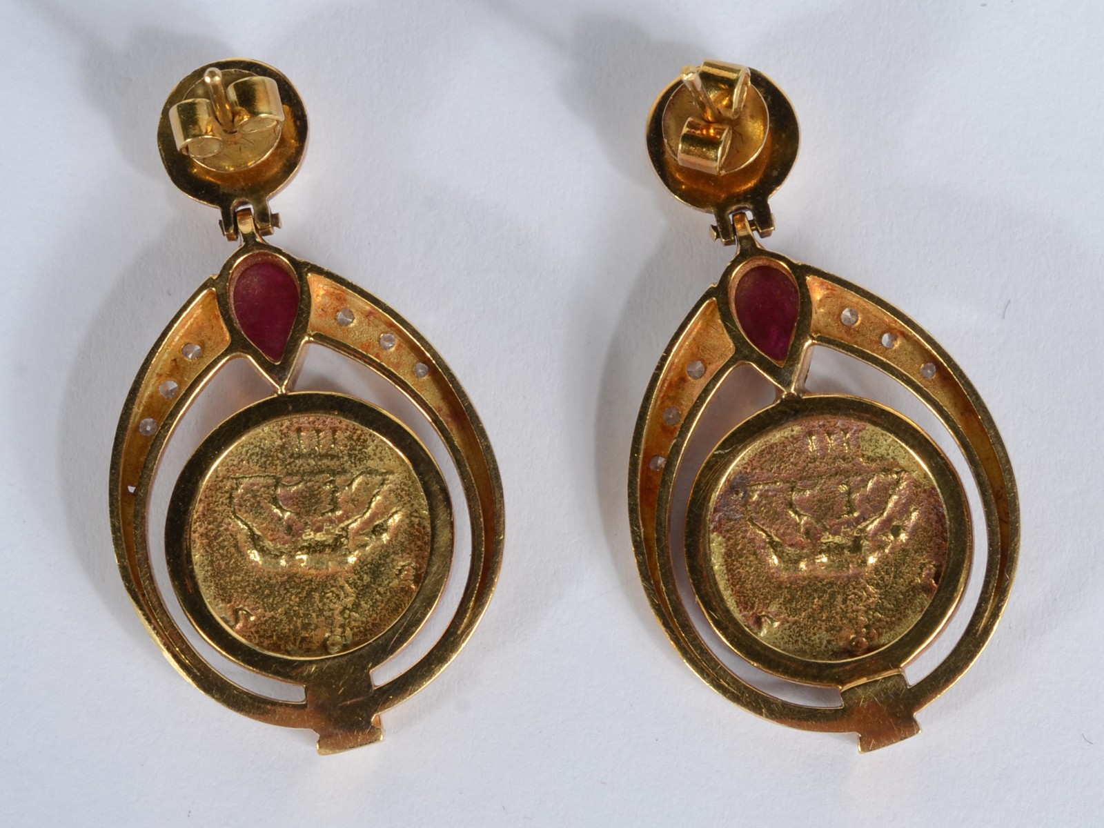 Par de brincos feitio oval de ouro 18 k., contraste 750 mls com... - foto 5 de 5