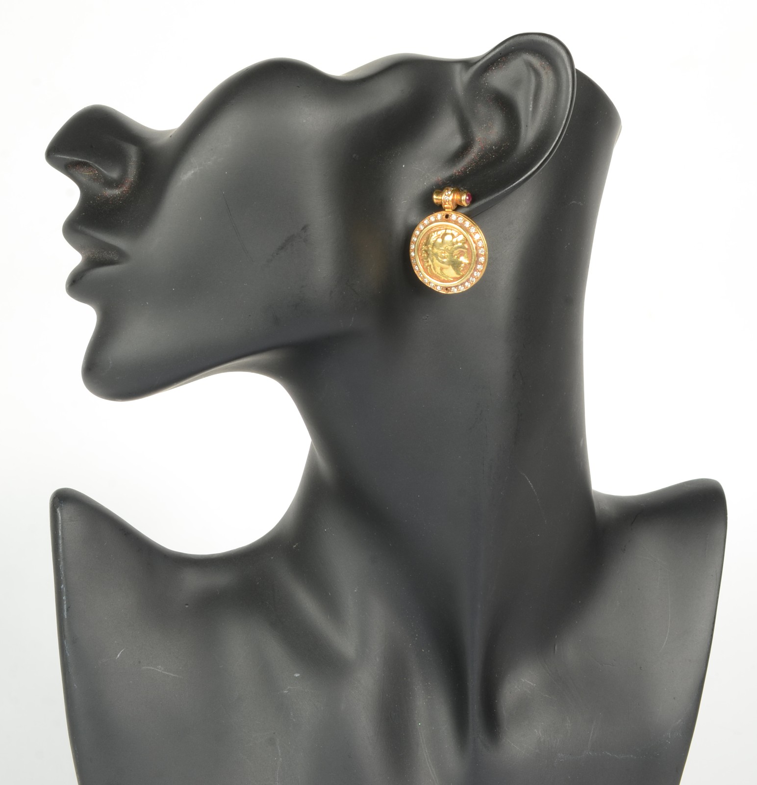 Par de brincos de ouro 18 k., com imagem de perfil representando... - foto 3 de 3
