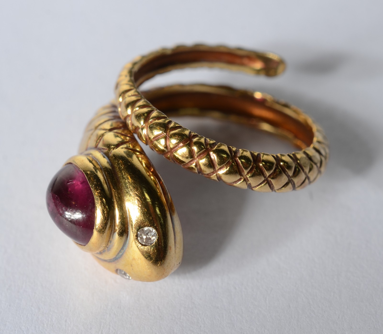 Anel de ouro 18 k., na forma de cobra com pequenos brilhantes nos... - foto 2 de 4