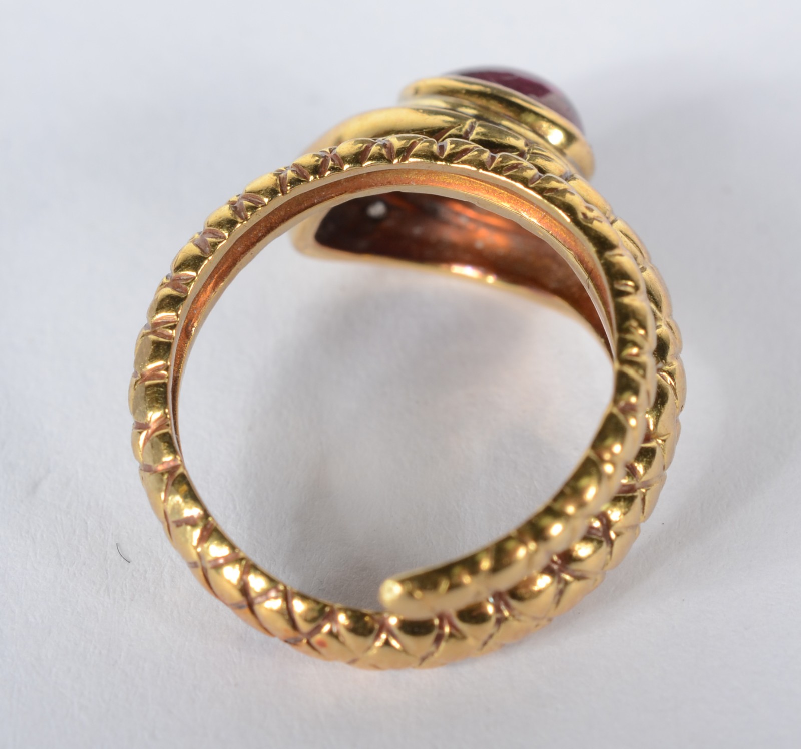 Anel de ouro 18 k., na forma de cobra com pequenos brilhantes nos... - foto 3 de 4