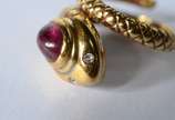 Anel de ouro 18 k., na forma de cobra com peque... - Anel de ouro 18 k., na forma de cobra com pequenos brilhantes nos olhos e pedra oval na cor vermelha. Aro 9. (Por motivos de segurança a peça nã...