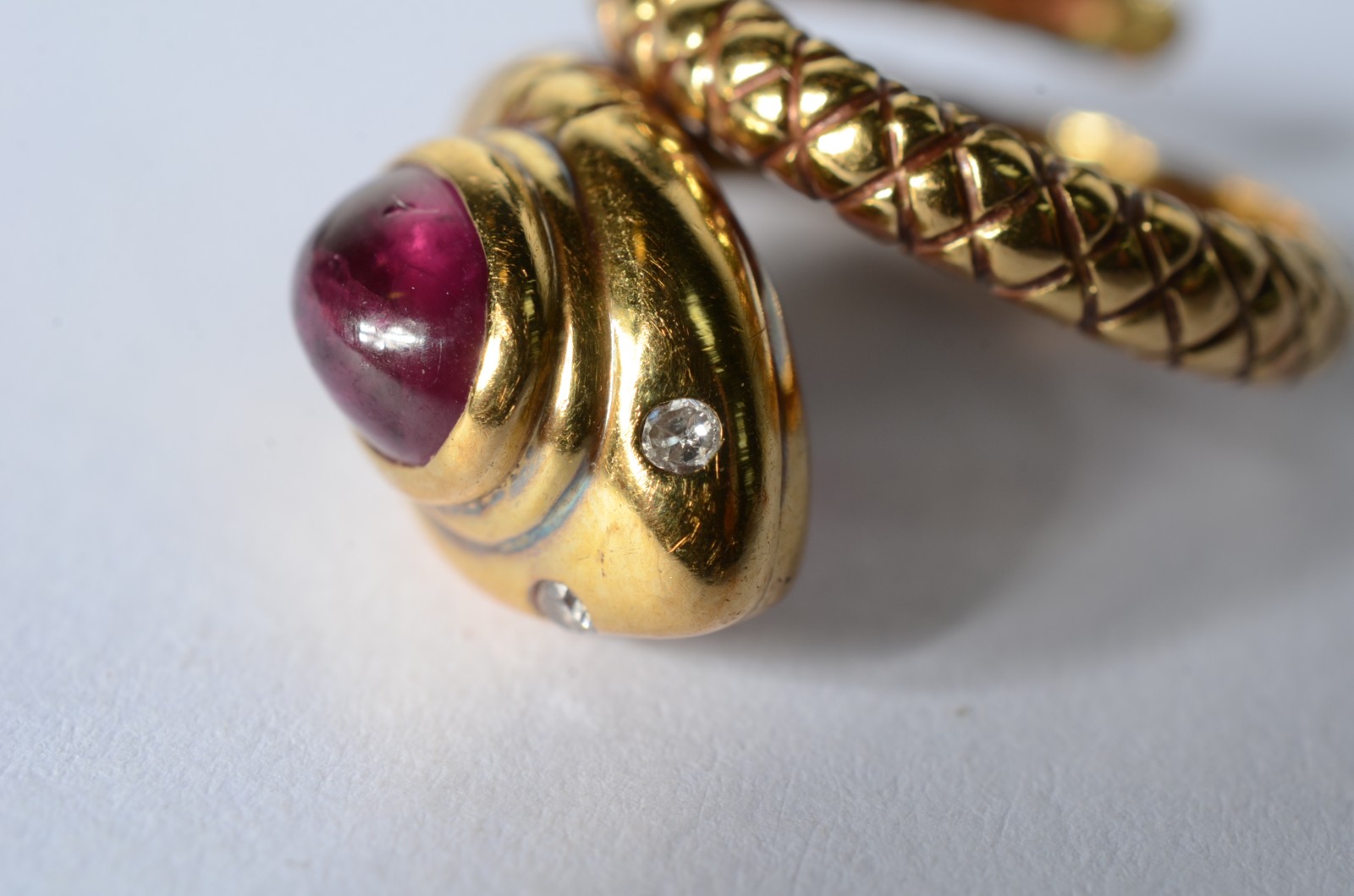 Anel de ouro 18 k., na forma de cobra com pequenos brilhantes nos... - foto 4 de 4