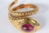 Anel de ouro 18 k., na forma de cobra com peque... - Anel de ouro 18 k., na forma de cobra com pequenos brilhantes nos olhos e pedra oval na cor vermelha. Aro 9. (Por motivos de segurança a peça nã...