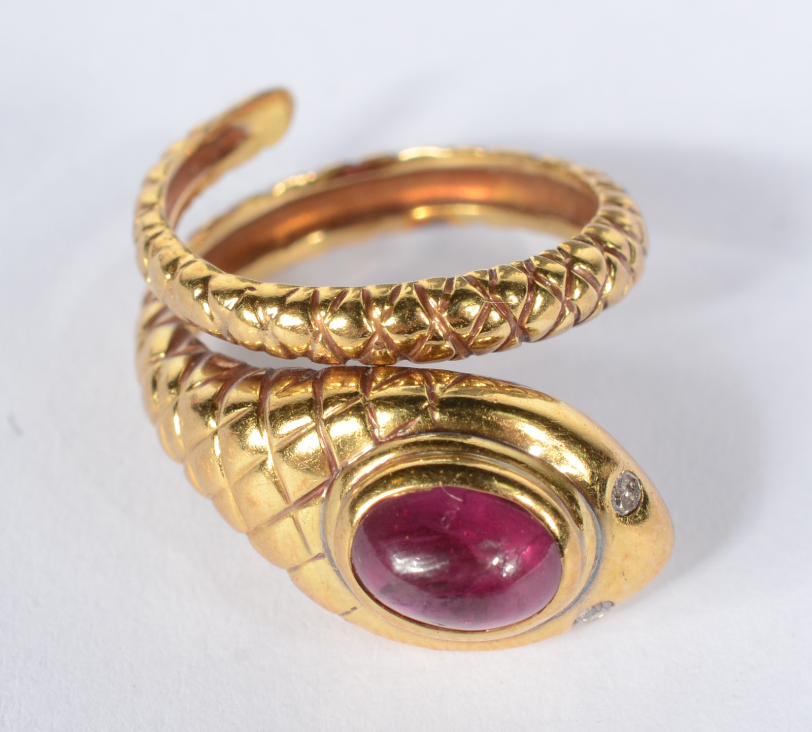 Anel de ouro 18 k., na forma de cobra com pequenos brilhantes nos... - foto 1 de 4