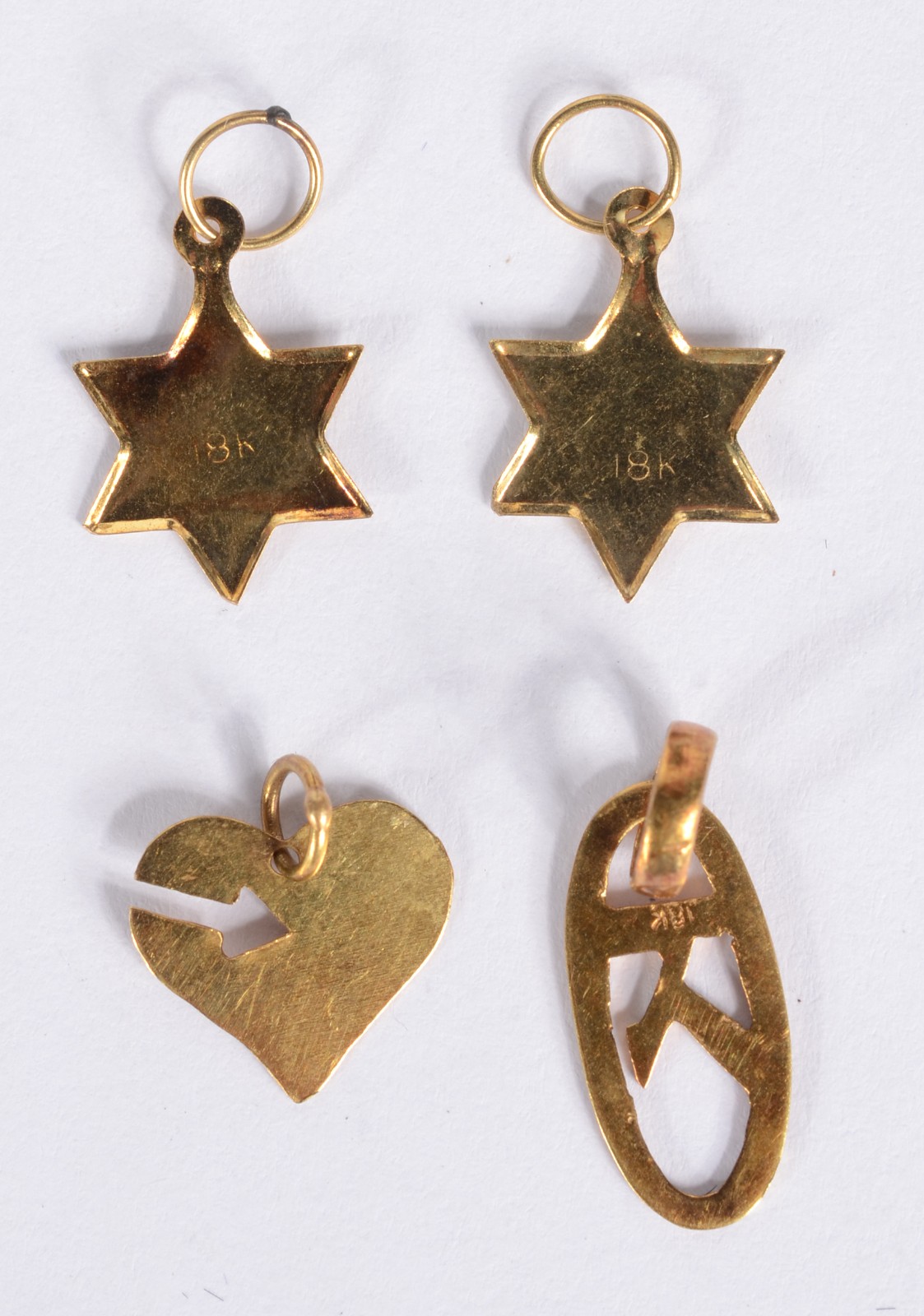 Quatro pendentes de ouro 18 k., sendo duas estrelas com as letras "S"... - foto 2 de 2