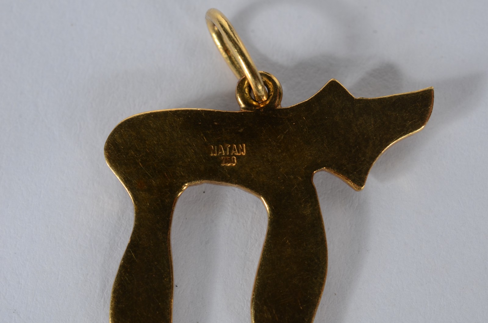 Três pendentes de ouro 18k., sendo uma bolsa, cachorro estilizado e... - foto 3 de 3
