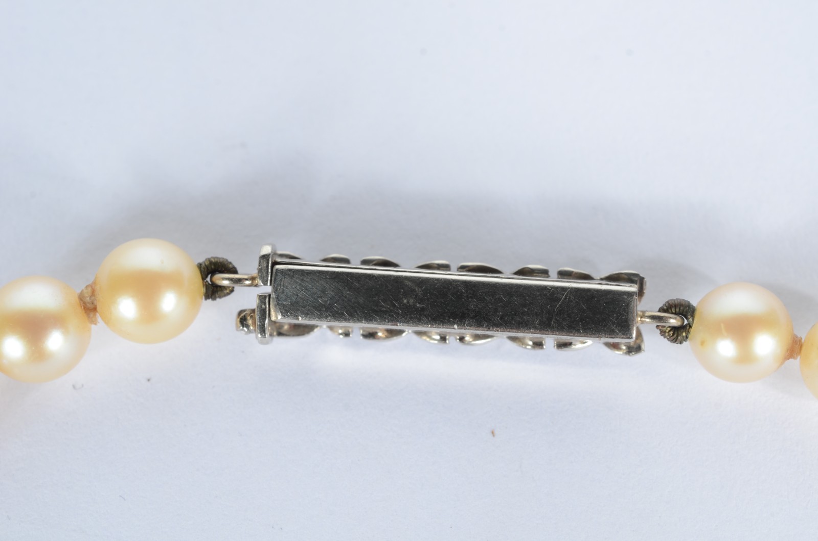 Colar de perolas com fecho de platina e brilhantes. (Por motivos de... - foto 4 de 4