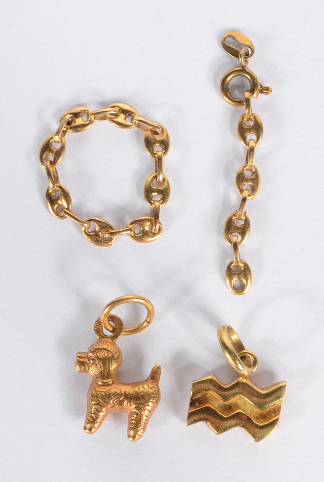 Diversas peças de ouro 18k., sendo: pendente do signo de aquário... - foto 1 de 4