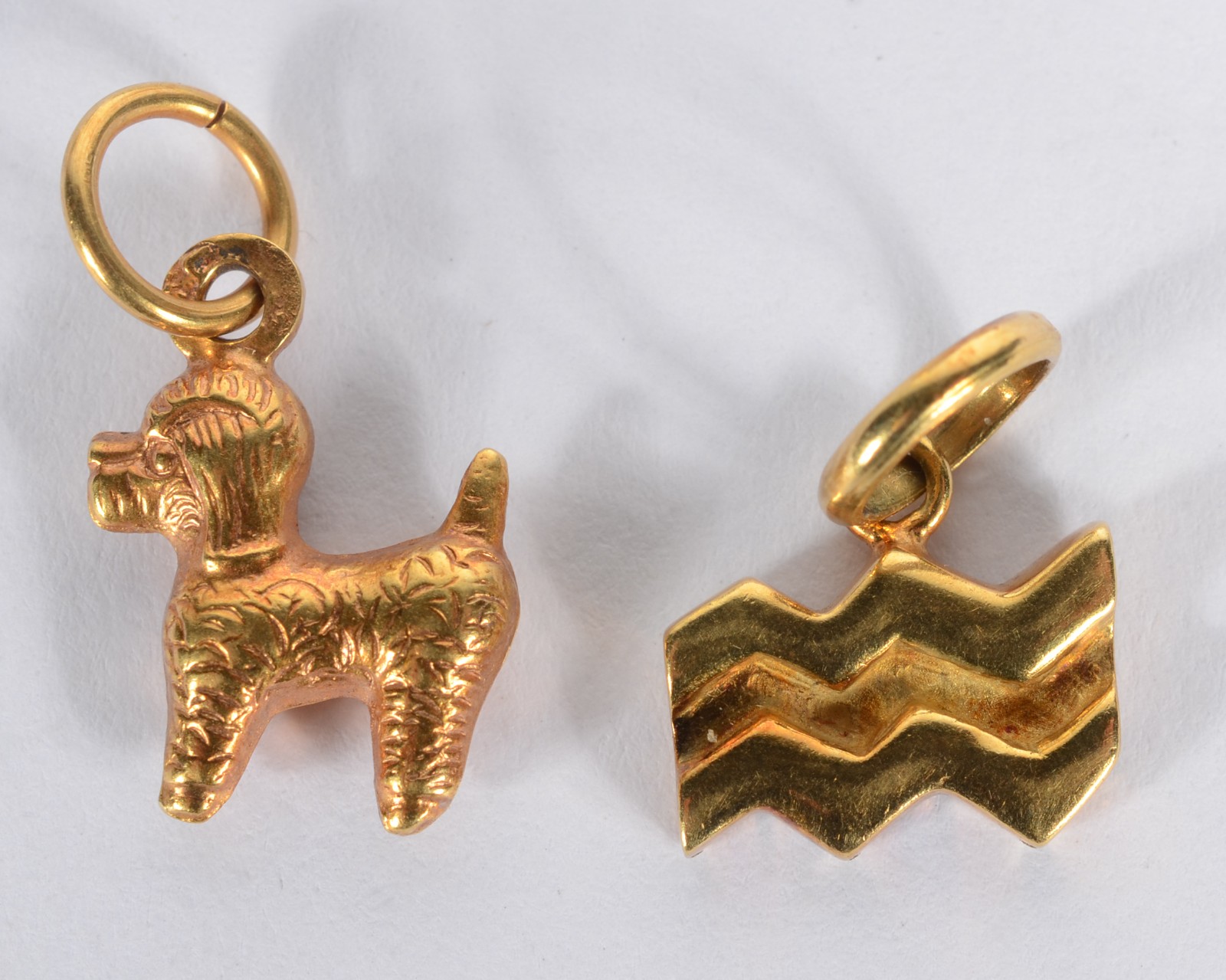 Diversas peças de ouro 18k., sendo: pendente do signo de aquário... - foto 2 de 4