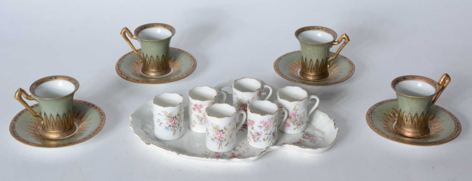 Conjunto com 6 xícaras de café com presentoir de porcelana floral; e... - foto 1 de 4