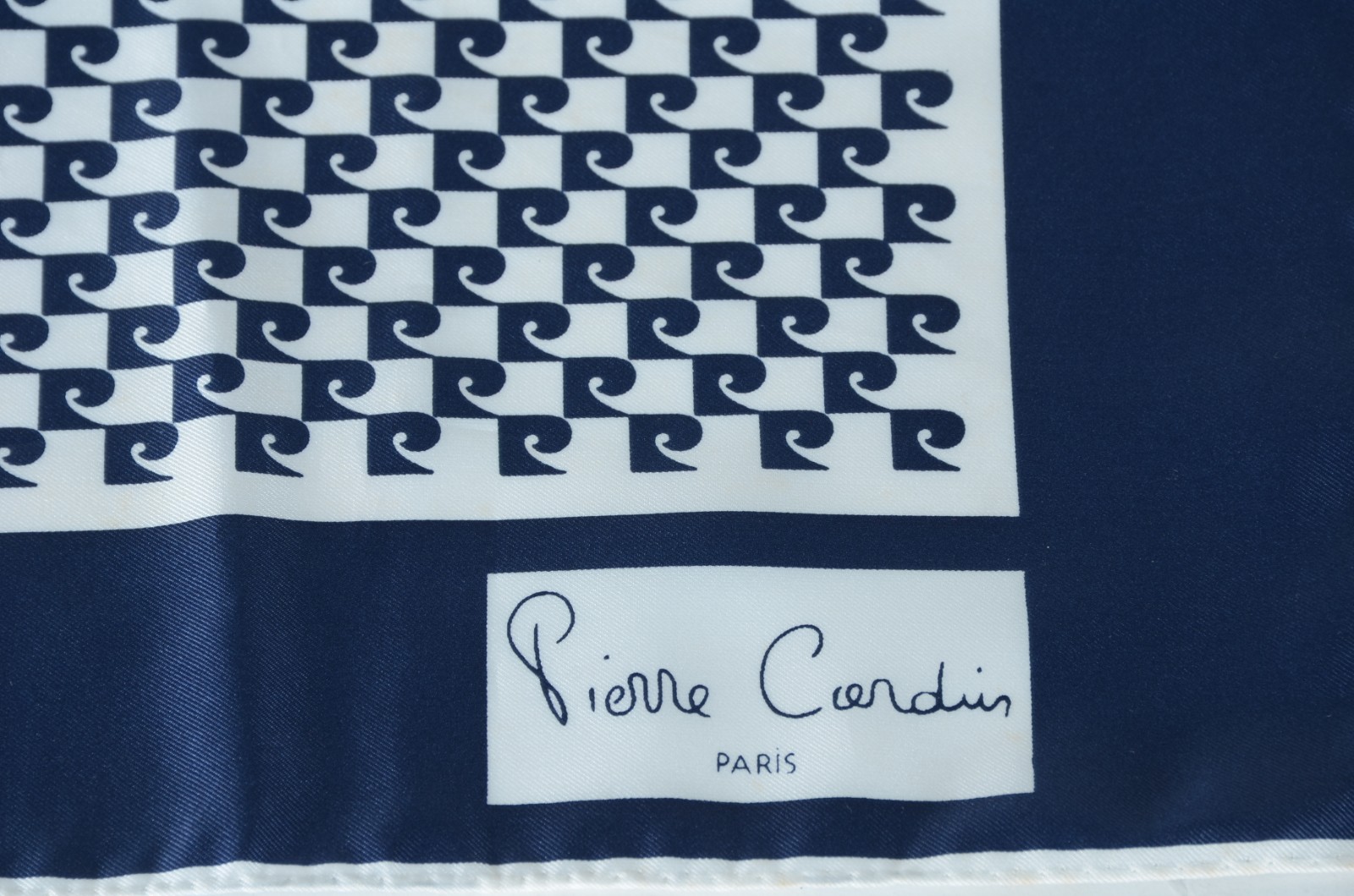 Dois lenços sendo Leonardi e Pierre Cardin. - foto 3 de 5