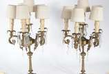 Par de luminárias de bronze, possivelmente fran... - Par de luminárias de bronze, possivelmente francesas,  para 6 luzes cada, pingentes de cristal lapidado e mangas de pergaminho.