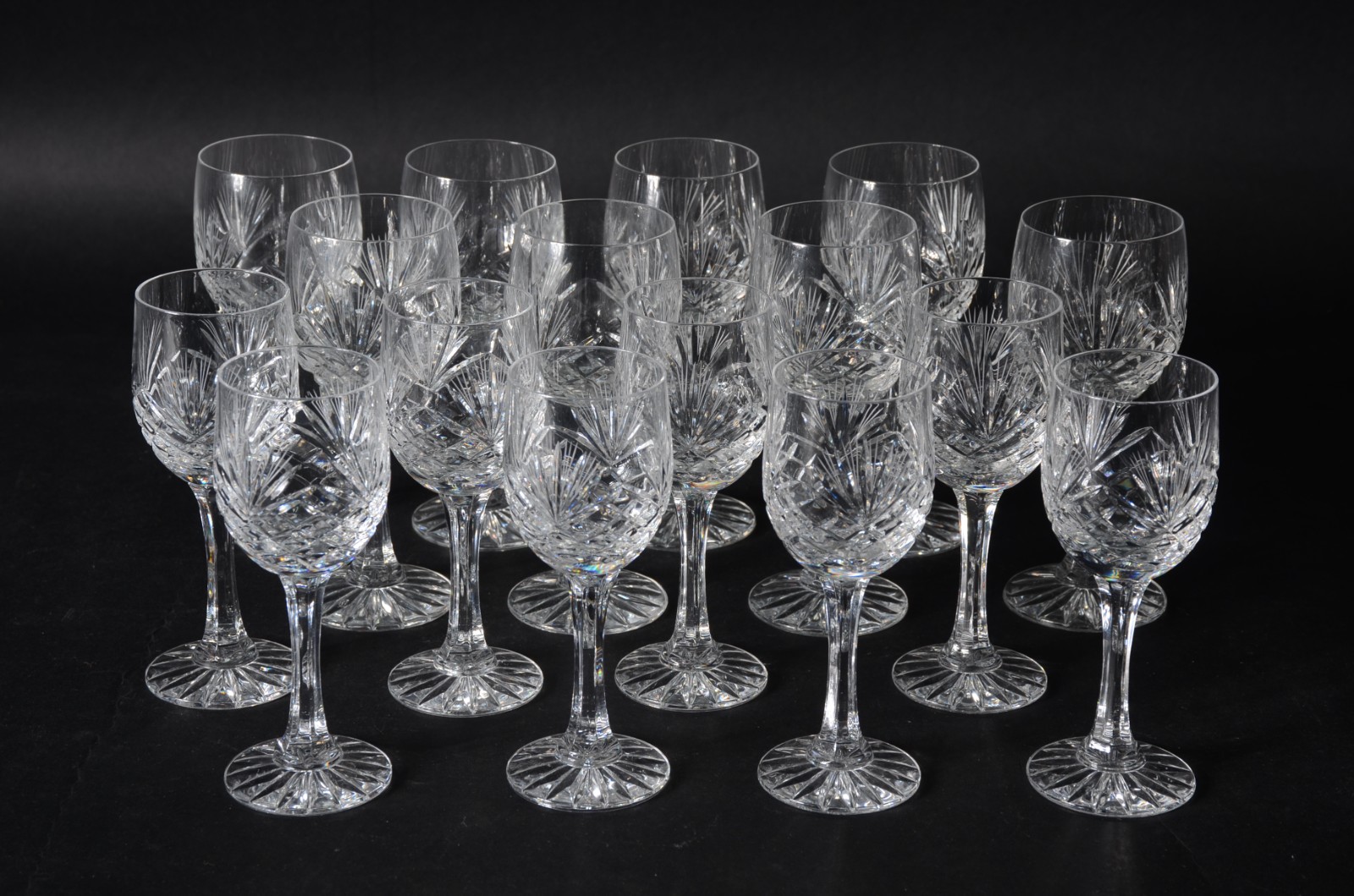 Parte de serviço de cristal lapidado, composto de: 8 taças para vinho... - foto 1 de 4
