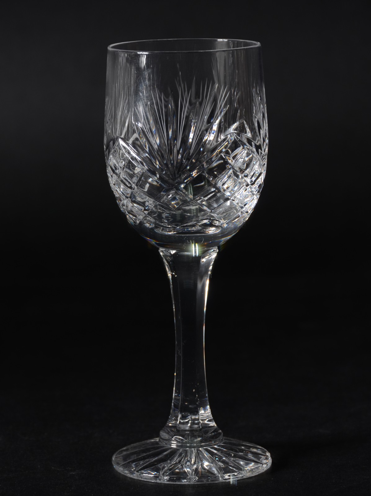 Parte de serviço de cristal lapidado, composto de: 8 taças para vinho... - foto 2 de 4