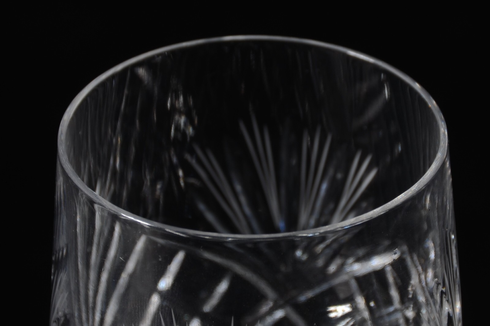 Parte de serviço de cristal lapidado, composto de: 8 taças para vinho... - foto 3 de 4