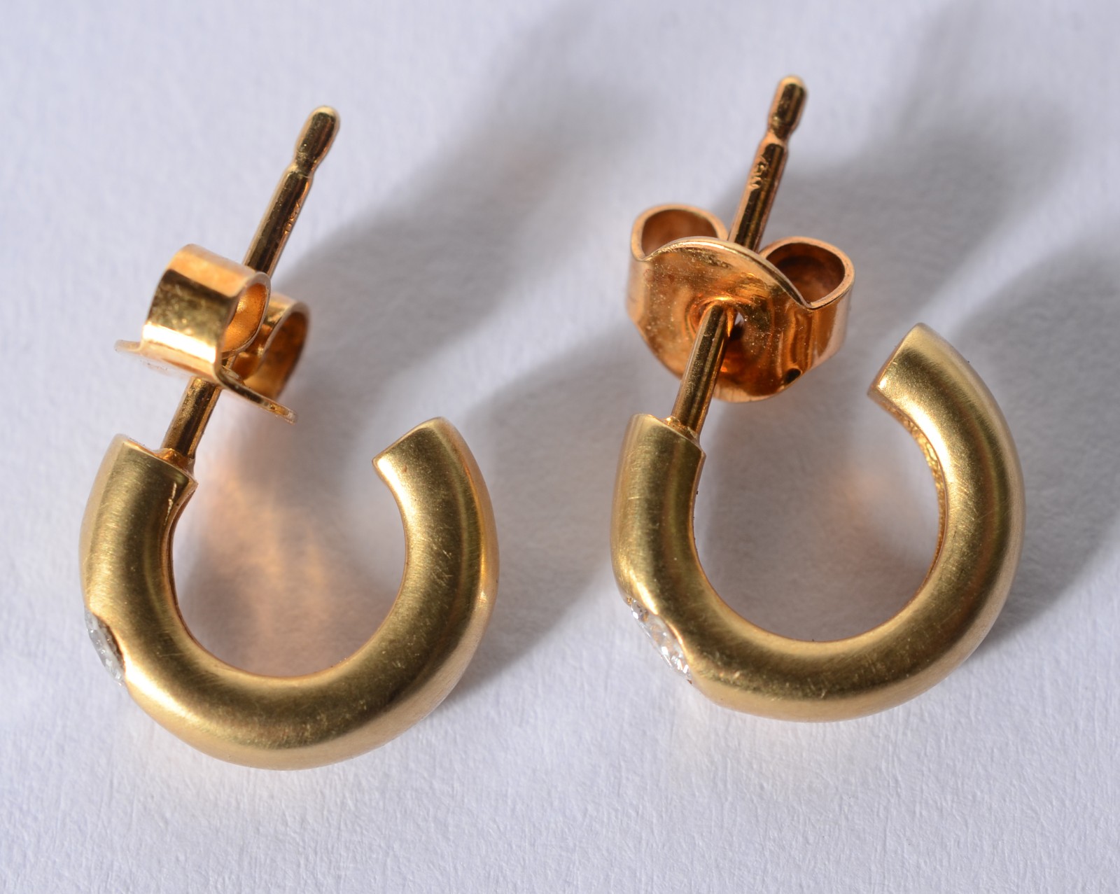Par de argolas de ouro 18 k., com um brilhante cada. (Por motivos de... - foto 2 de 5