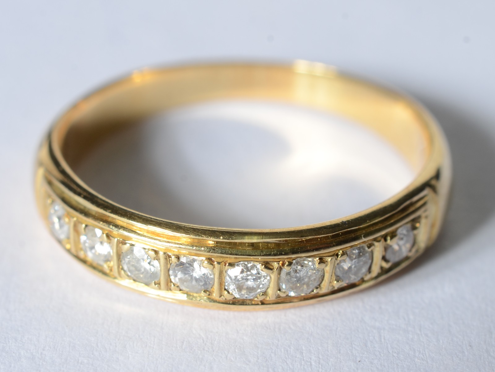 Anel de ouro 18 k., contraste 750 mls, aproximadamente 8 brilhantes... - foto 1 de 5