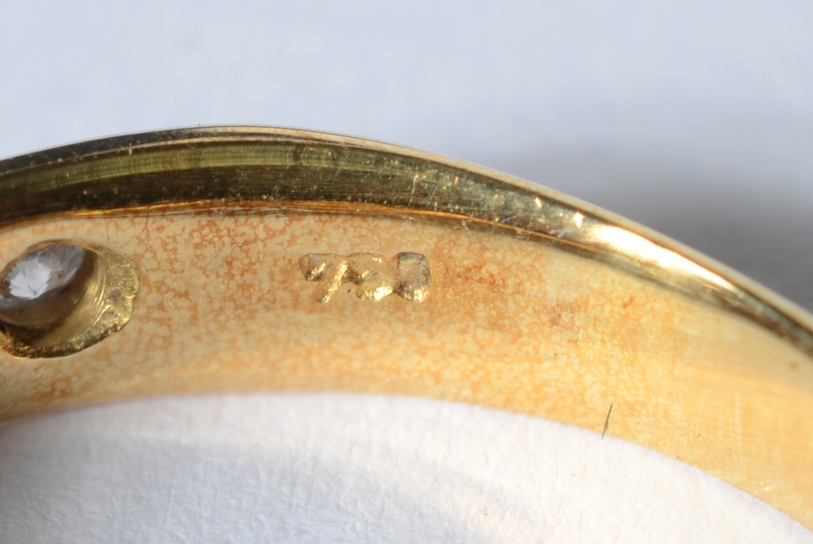Anel de ouro 18 k., contraste 750 mls, aproximadamente 8 brilhantes... - foto 4 de 5