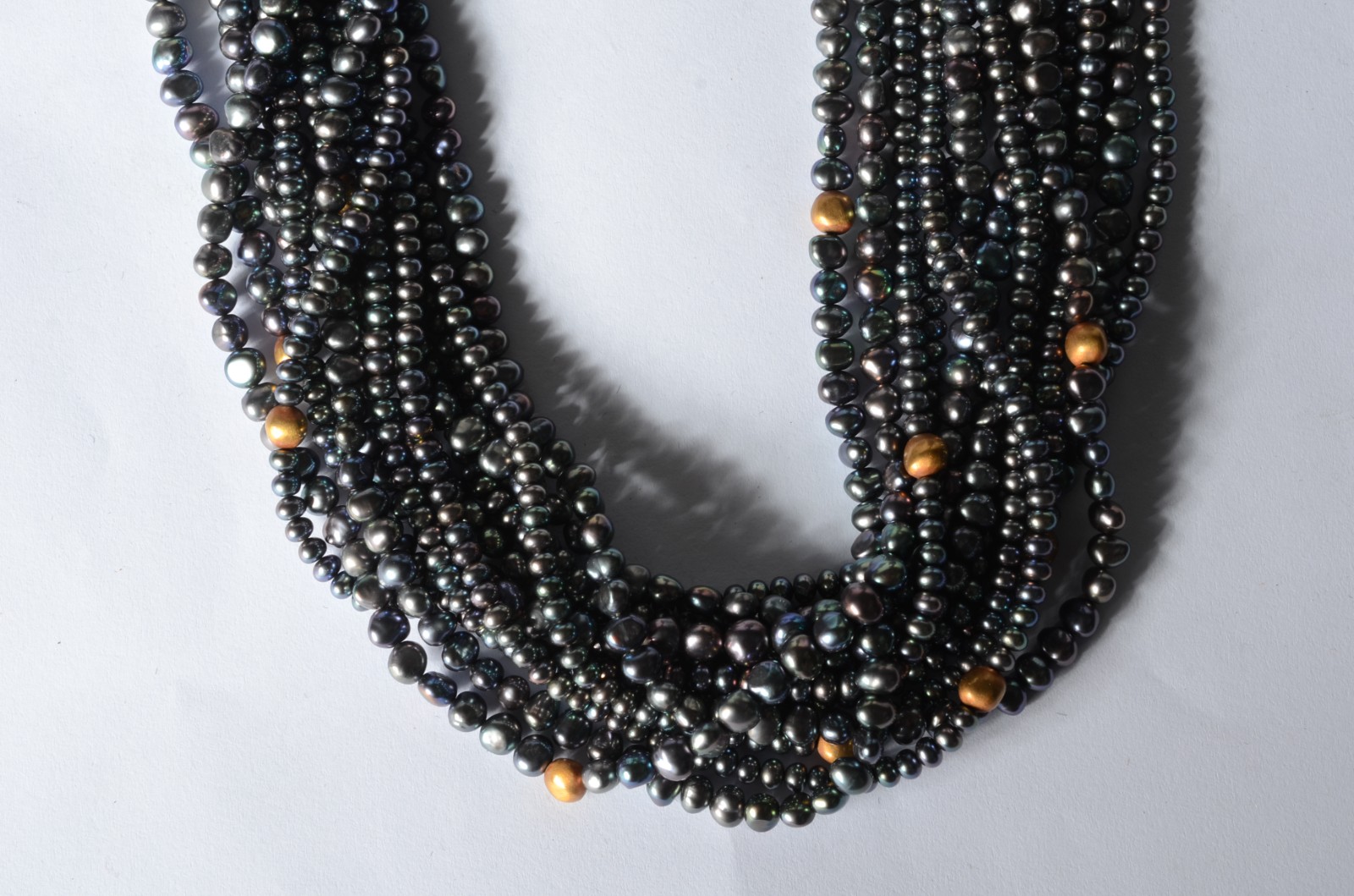 Colar de perolas "negras", fecho de ouro 18 k. (Por motivos de... - foto 1 de 4