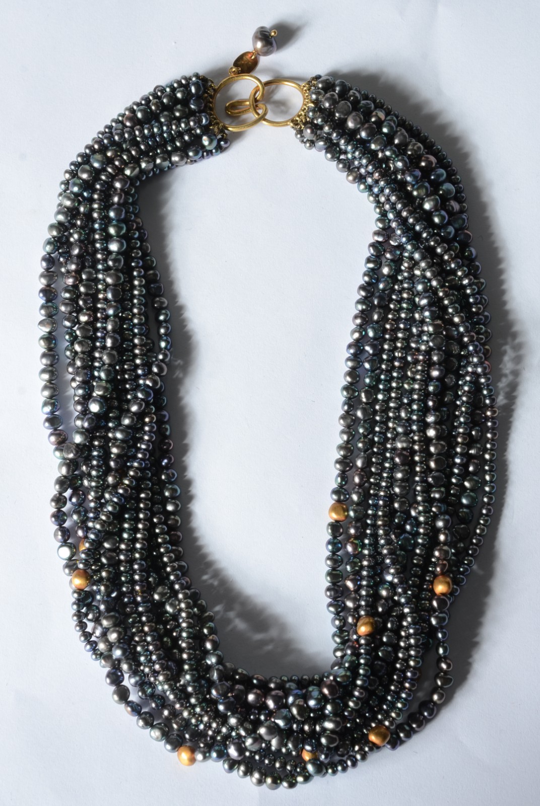 Colar de perolas "negras", fecho de ouro 18 k. (Por motivos de... - foto 2 de 4