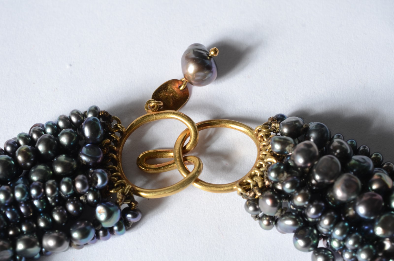 Colar de perolas "negras", fecho de ouro 18 k. (Por motivos de... - foto 3 de 4