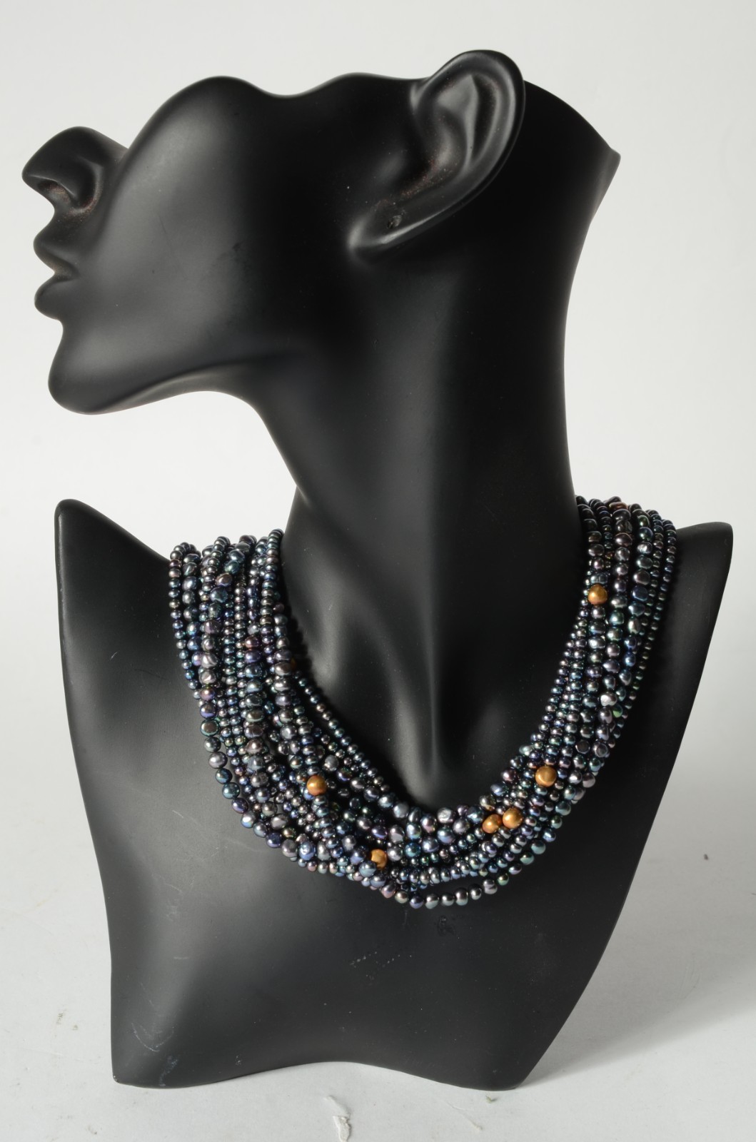 Colar de perolas "negras", fecho de ouro 18 k. (Por motivos de... - foto 4 de 4