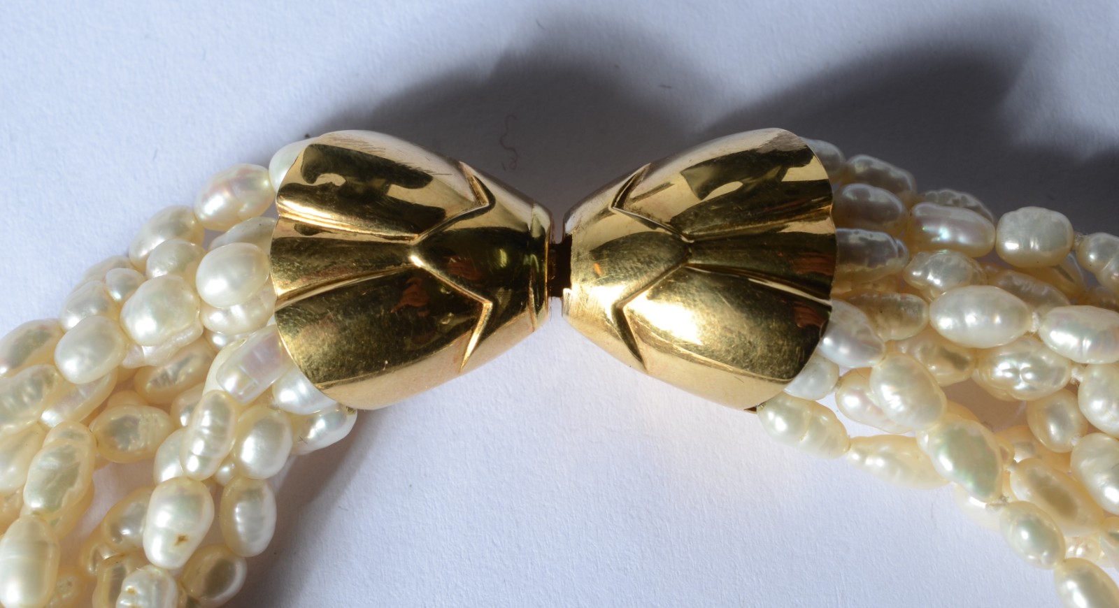 Colar de perolas "grão de arroz", fecho de ouro 18 k. (Por motivos de... - foto 1 de 4