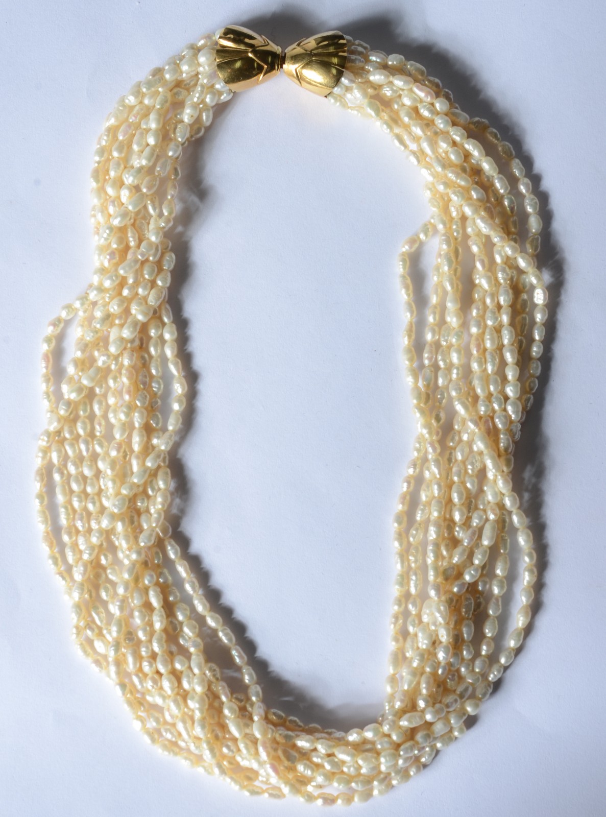 Colar de perolas "grão de arroz", fecho de ouro 18 k. (Por motivos de... - foto 2 de 4