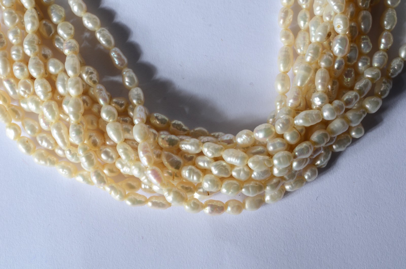 Colar de perolas "grão de arroz", fecho de ouro 18 k. (Por motivos de... - foto 3 de 4
