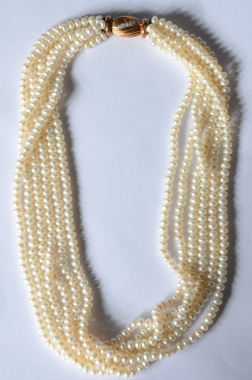 Colar de perolas, fecho de ouro 18 k., e brilhantes. (Por motivos de... - foto 2 de 4