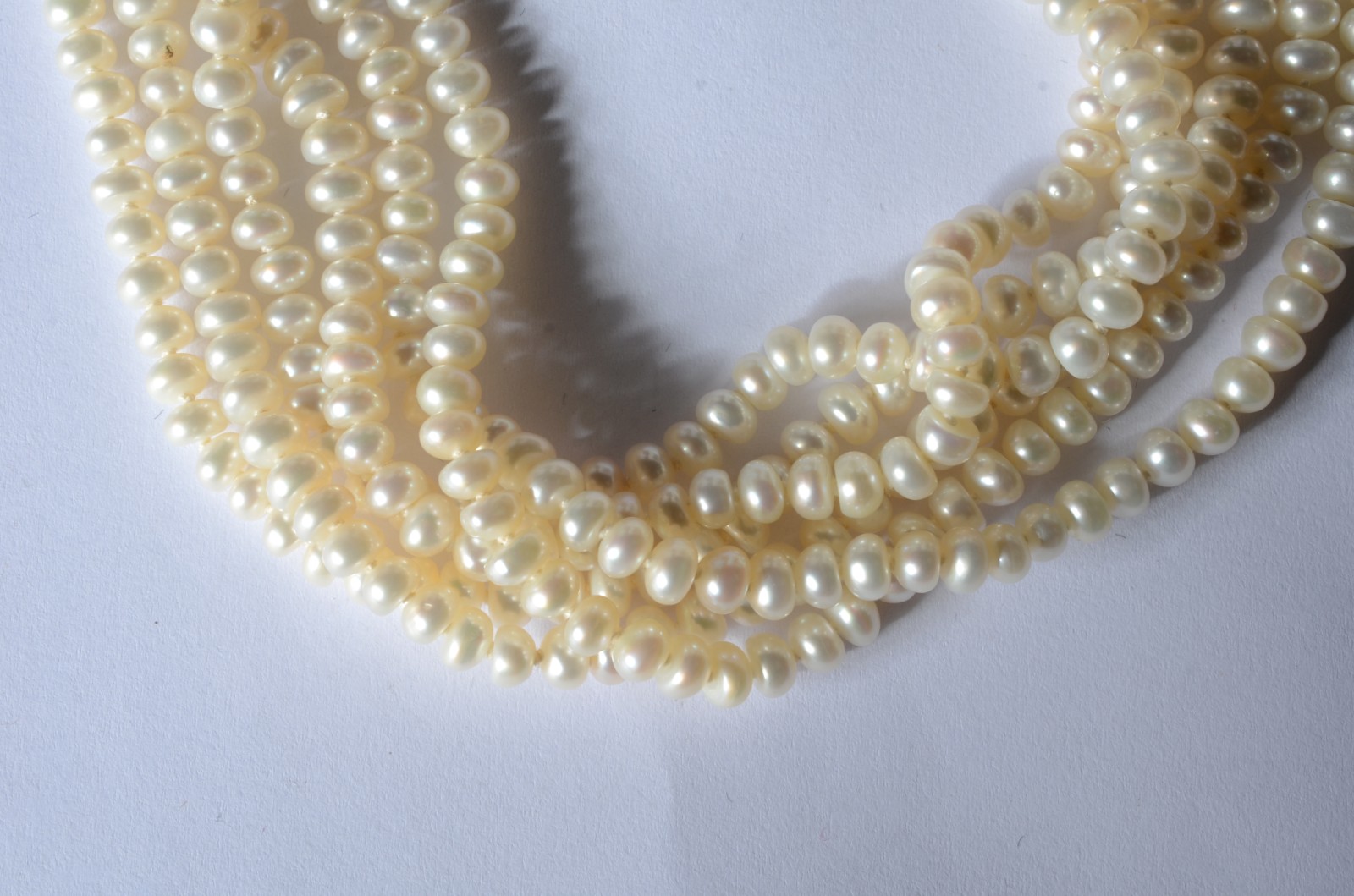 Colar de perolas, fecho de ouro 18 k., e brilhantes. (Por motivos de... - foto 3 de 4