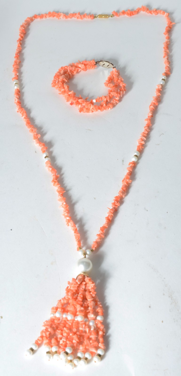 Conjunto de colar e pulseira de coral "peau d'ange" e metal. - foto 1 de 3