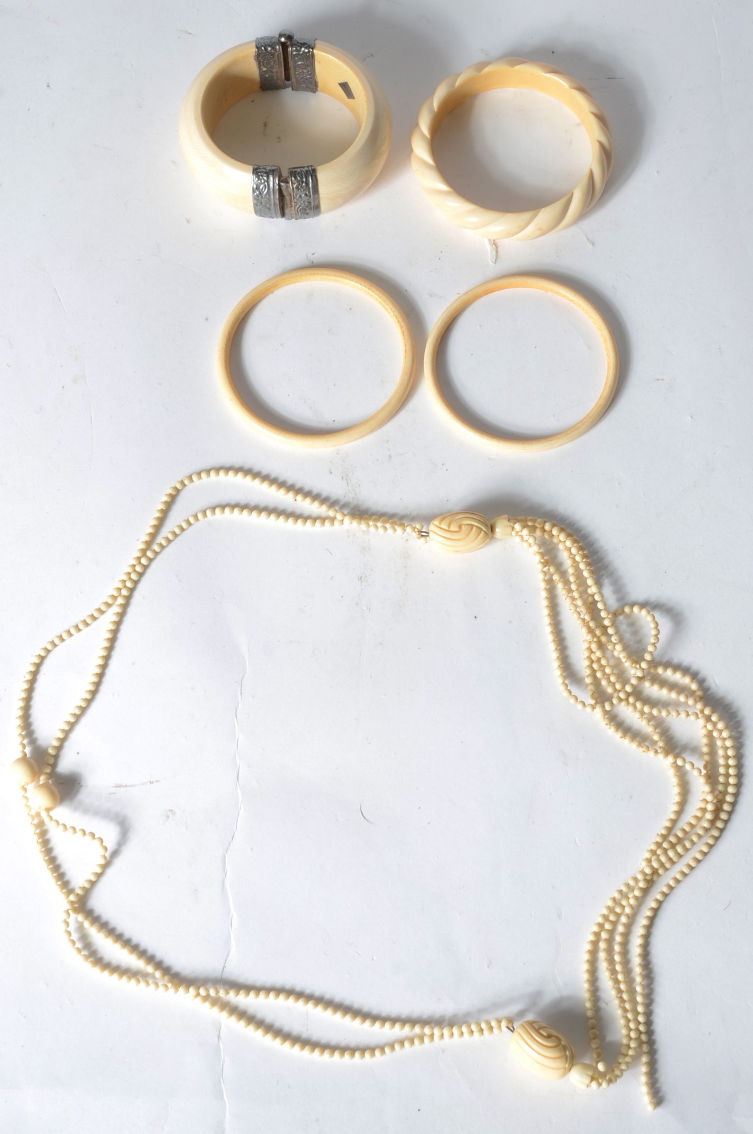 Conjunto composto de 4 pulseiras e um colar com contas de marfim. - foto 1 de 6