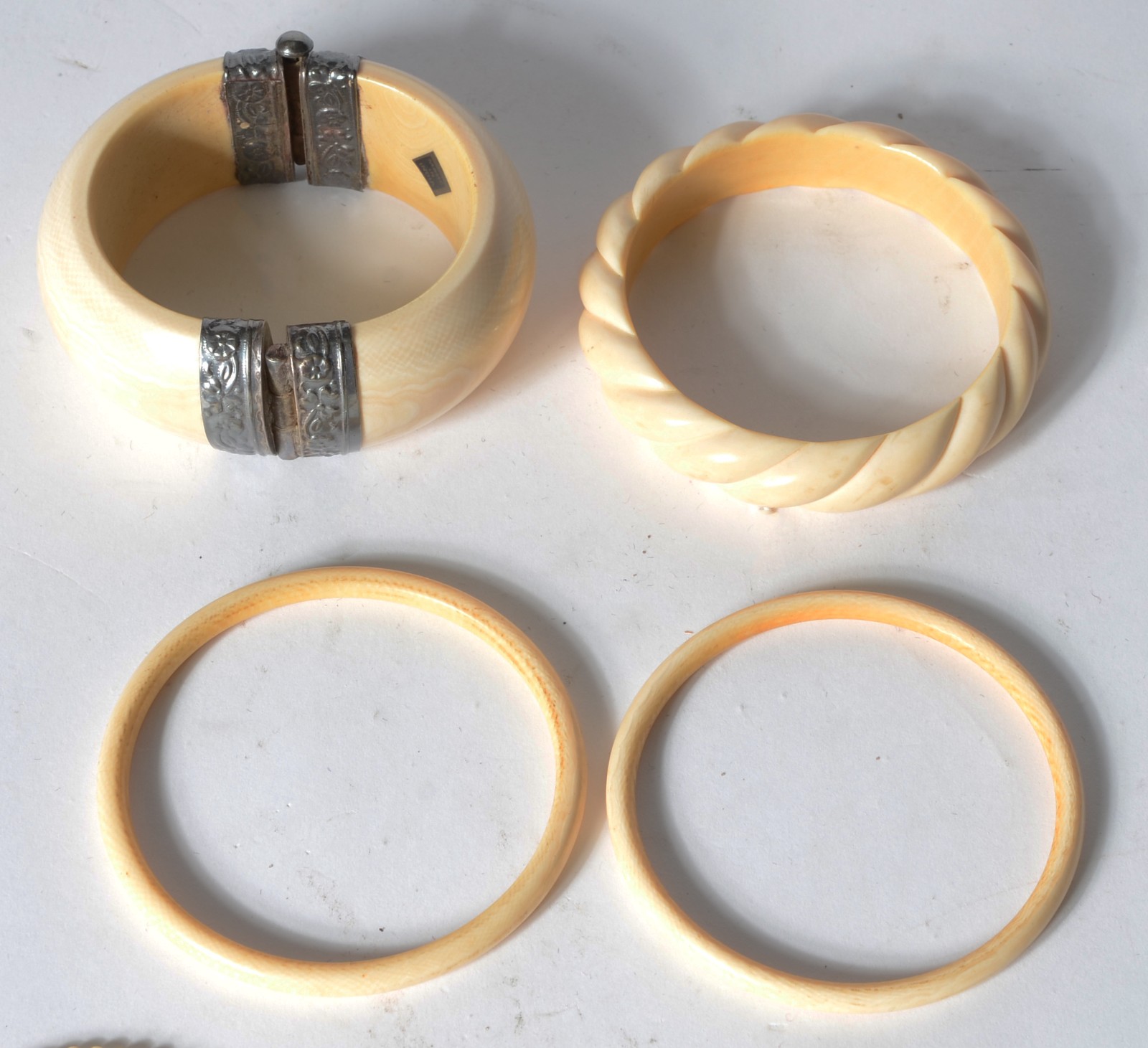 Conjunto composto de 4 pulseiras e um colar com contas de marfim. - foto 2 de 6