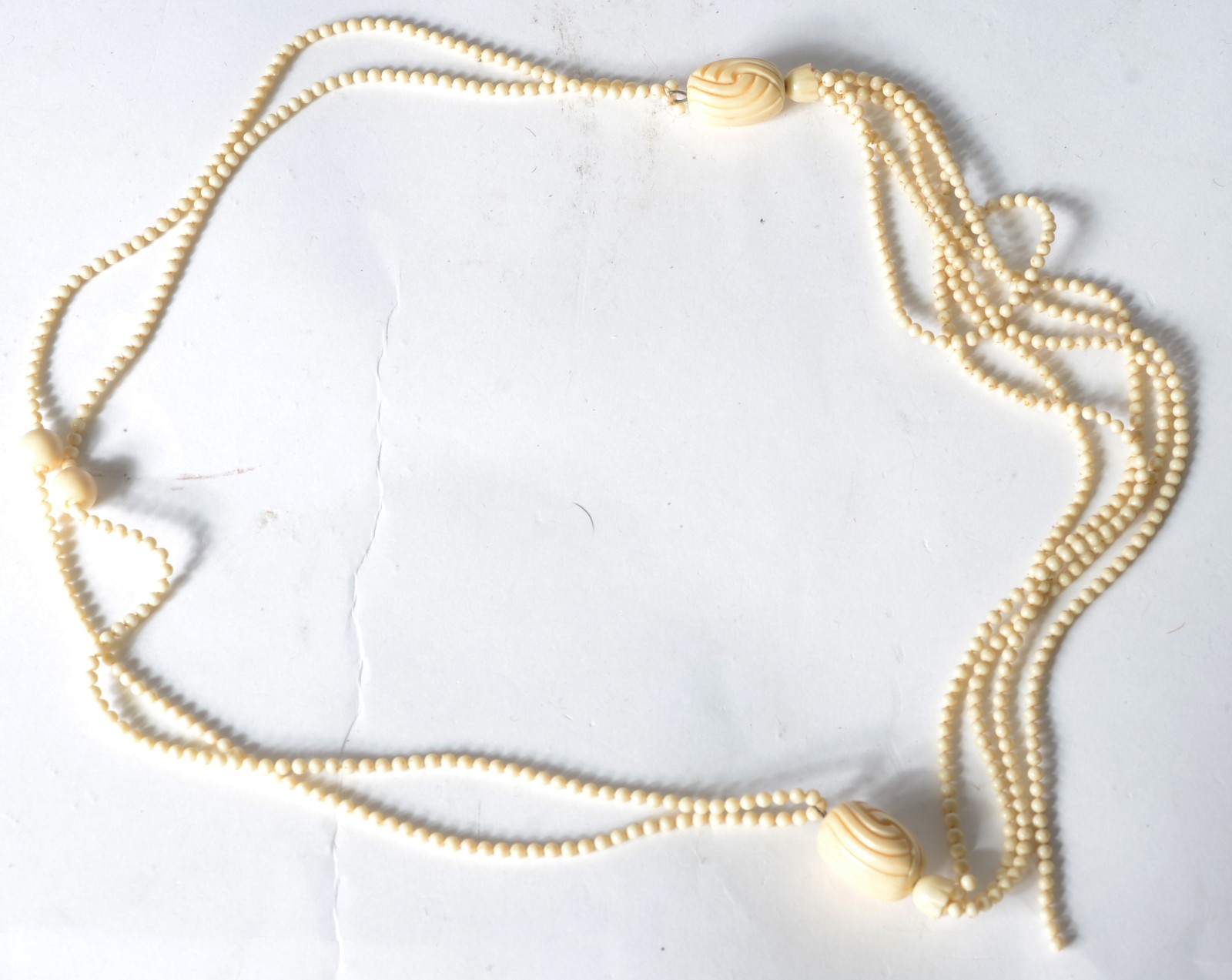 Conjunto composto de 4 pulseiras e um colar com contas de marfim. - foto 3 de 6