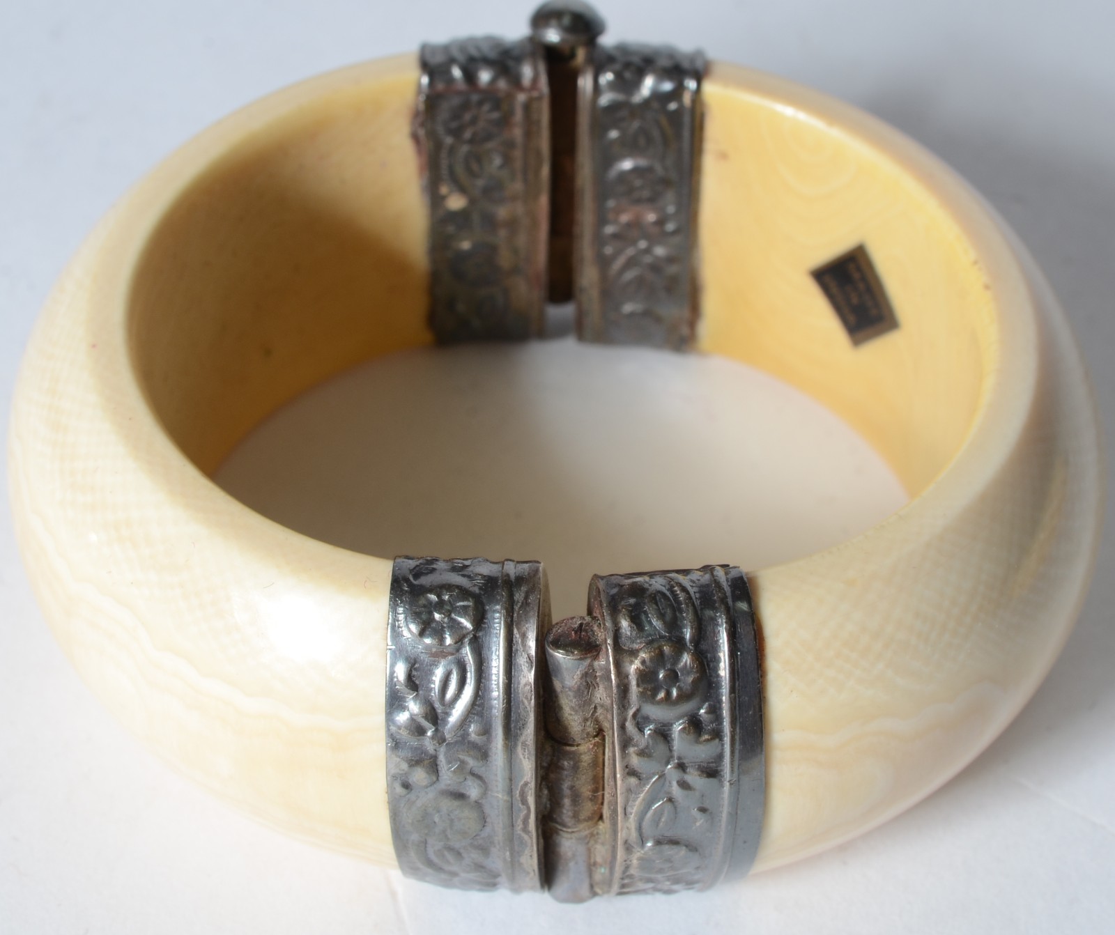 Conjunto composto de 4 pulseiras e um colar com contas de marfim. - foto 4 de 6