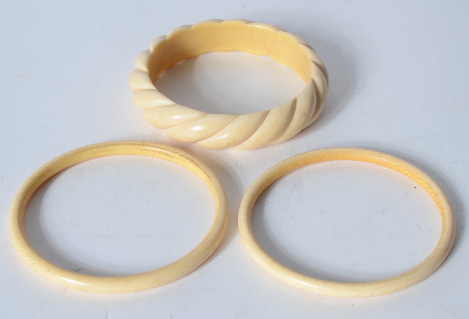 Conjunto composto de 4 pulseiras e um colar com contas de marfim. - foto 6 de 6
