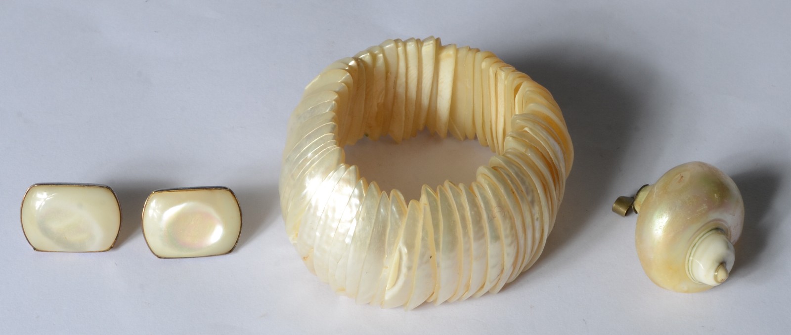 Conjunto composto de: pulseira de madre perola, pendente e par de... - foto 1 de 5