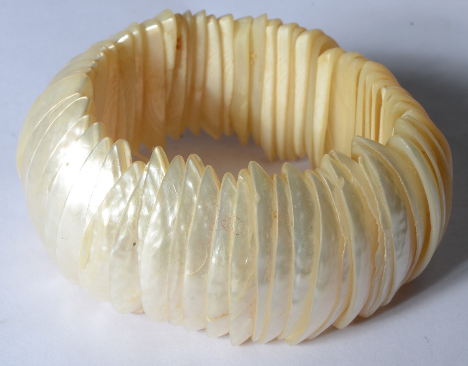 Conjunto composto de: pulseira de madre perola, pendente e par de... - foto 4 de 5
