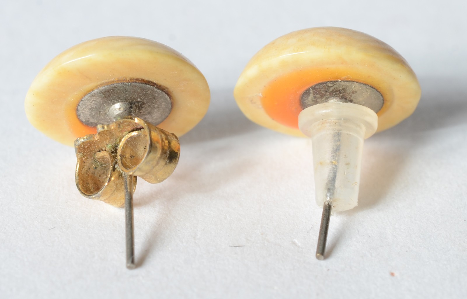 Diversas peças de marfim/osso, sendo: duas pulseiras, dois anéis e... - foto 4 de 11