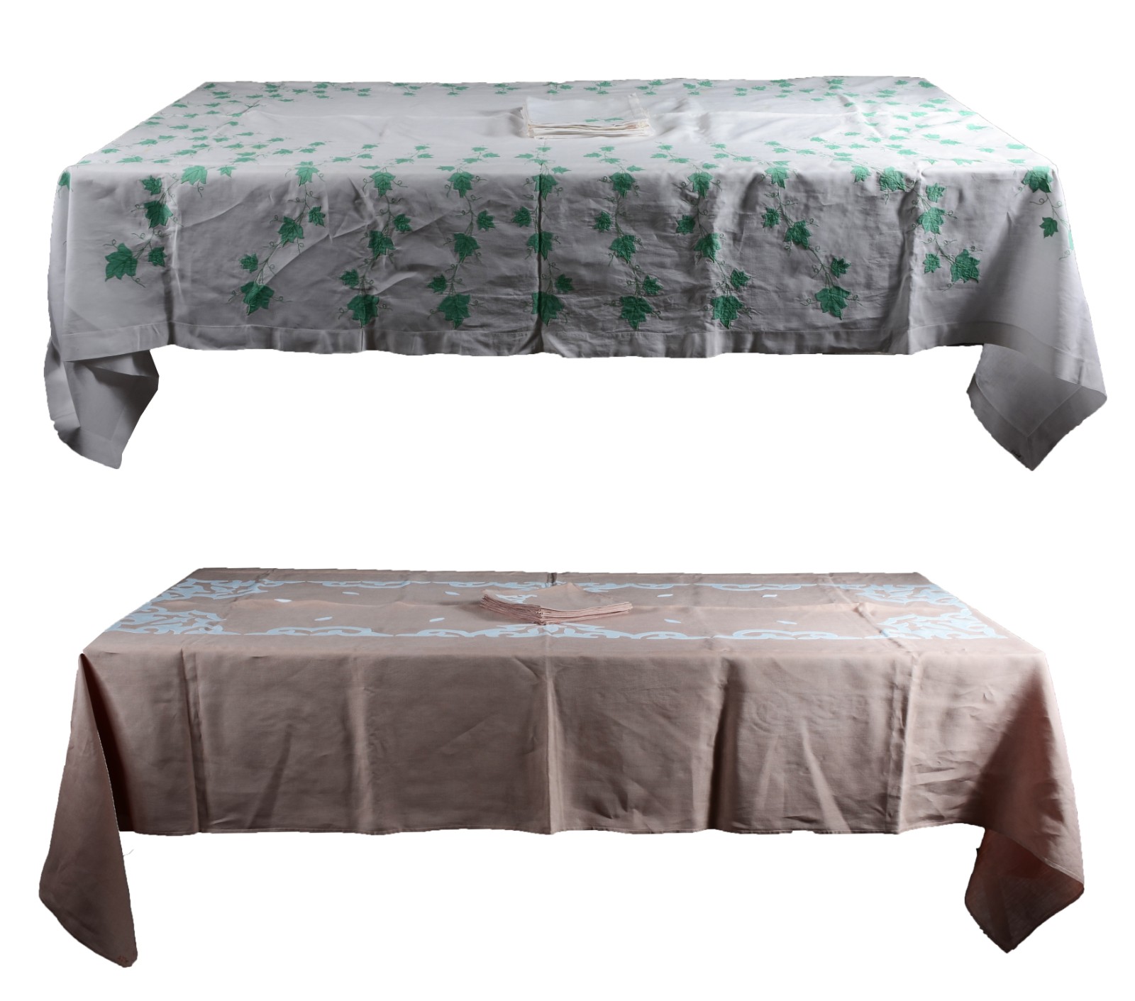 Duas toalhas de mesa, sendo uma branca com bordados verdes e a outra... - foto 1 de 6