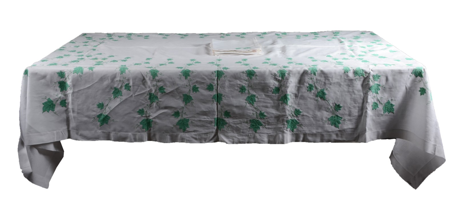 Duas toalhas de mesa, sendo uma branca com bordados verdes e a outra... - foto 2 de 6