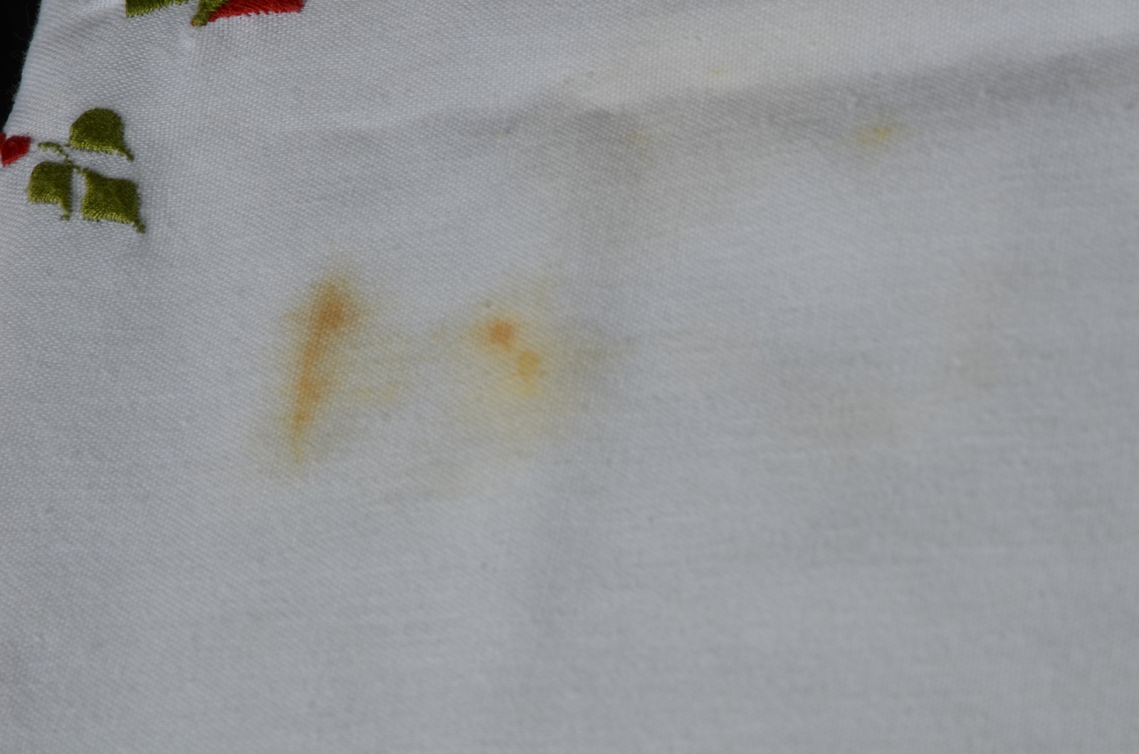Três toalhas de mesa na cor branca com bordados coloridos. - foto 5 de 11