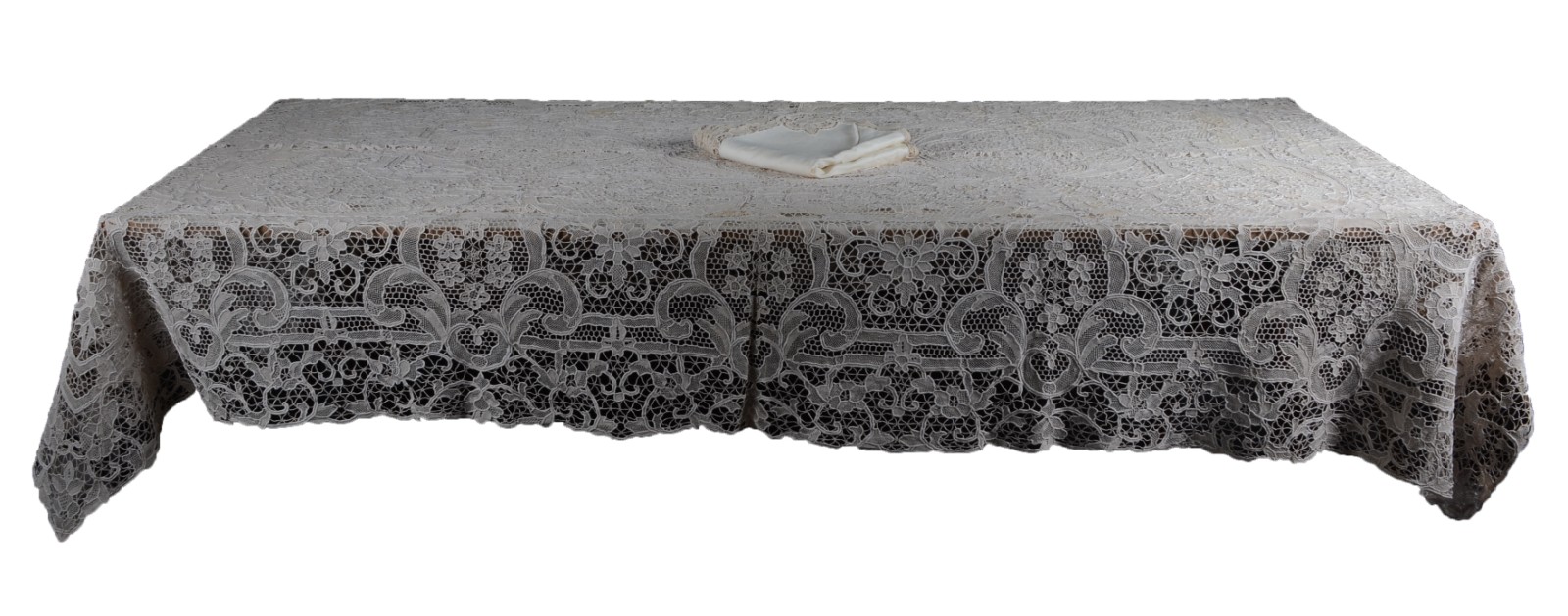 Duas toalhas de renda veneziana e bordados na cor bege, sendo uma de... - foto 2 de 10