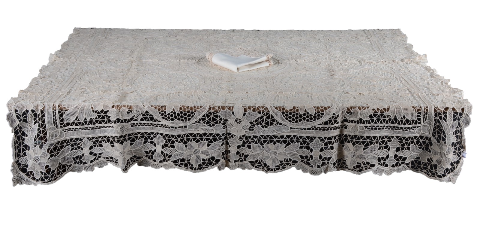 Duas toalhas de renda veneziana e bordados na cor bege, sendo uma de... - foto 3 de 10