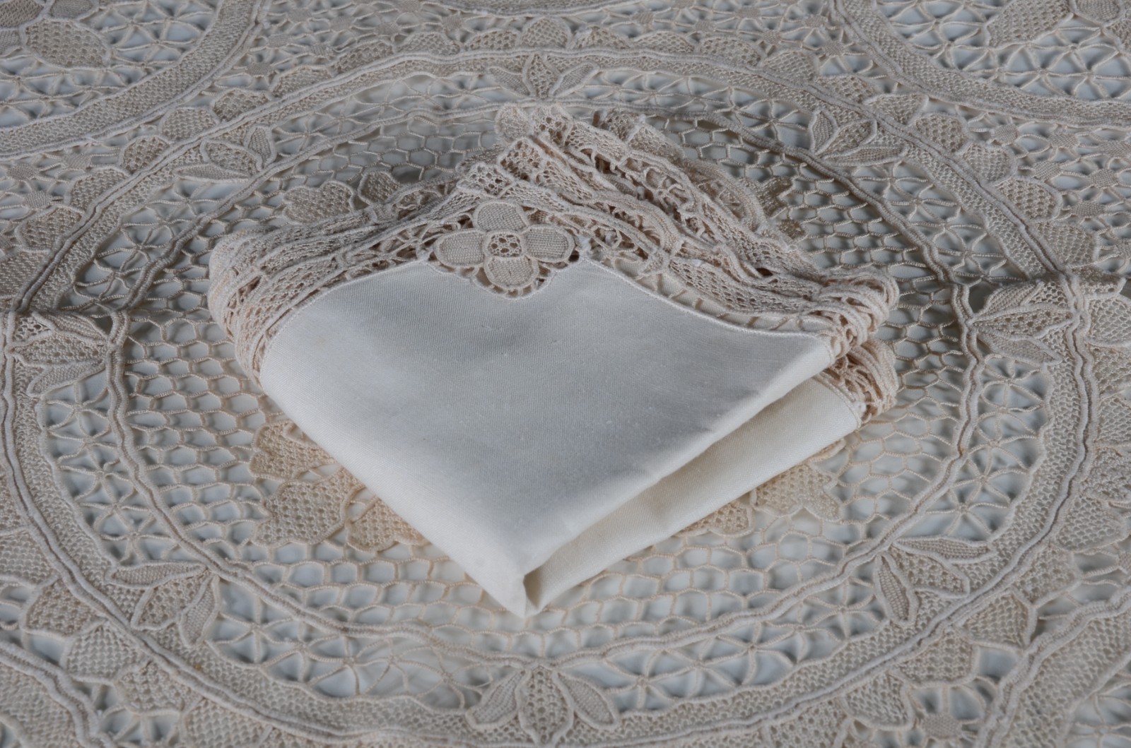 Duas toalhas de renda veneziana e bordados na cor bege, sendo uma de... - foto 4 de 10