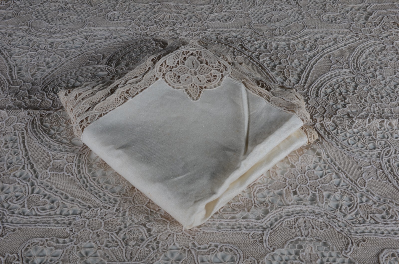 Duas toalhas de renda veneziana e bordados na cor bege, sendo uma de... - foto 5 de 10