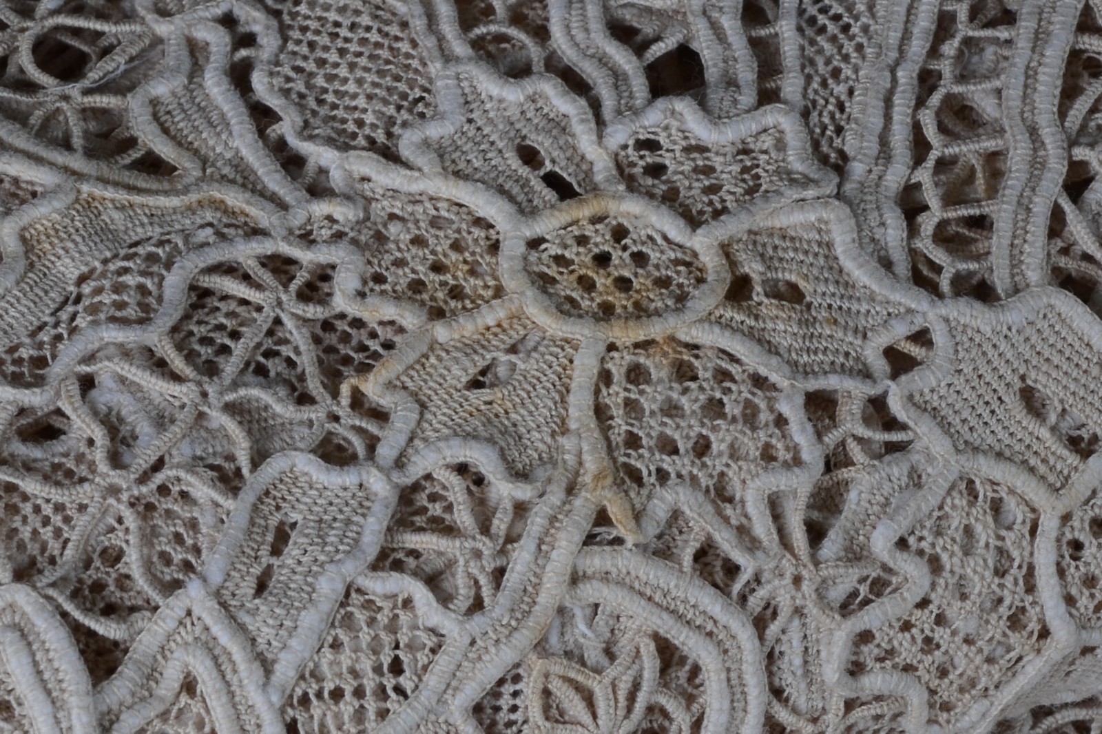 Duas toalhas de renda veneziana e bordados na cor bege, sendo uma de... - foto 6 de 10